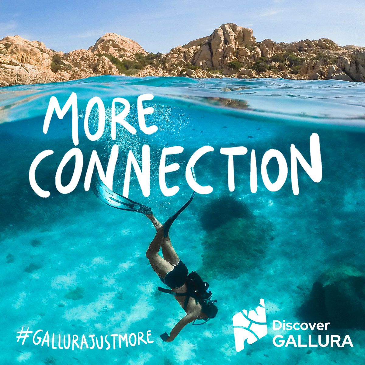 un sub si immerge nei fondali sardi