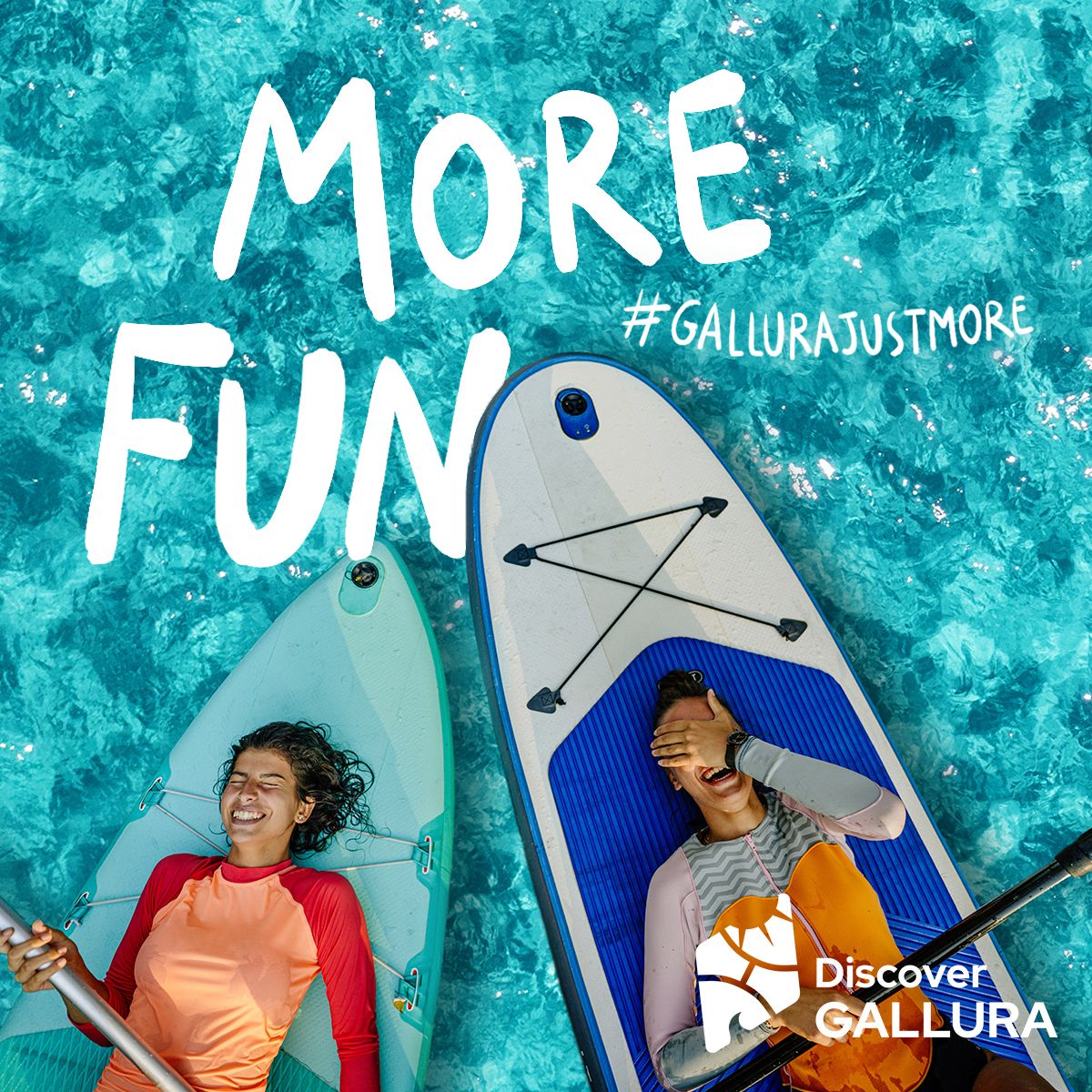 Ragazze sdraiate su una tavola da surf sul mare cristallino della Gallura.