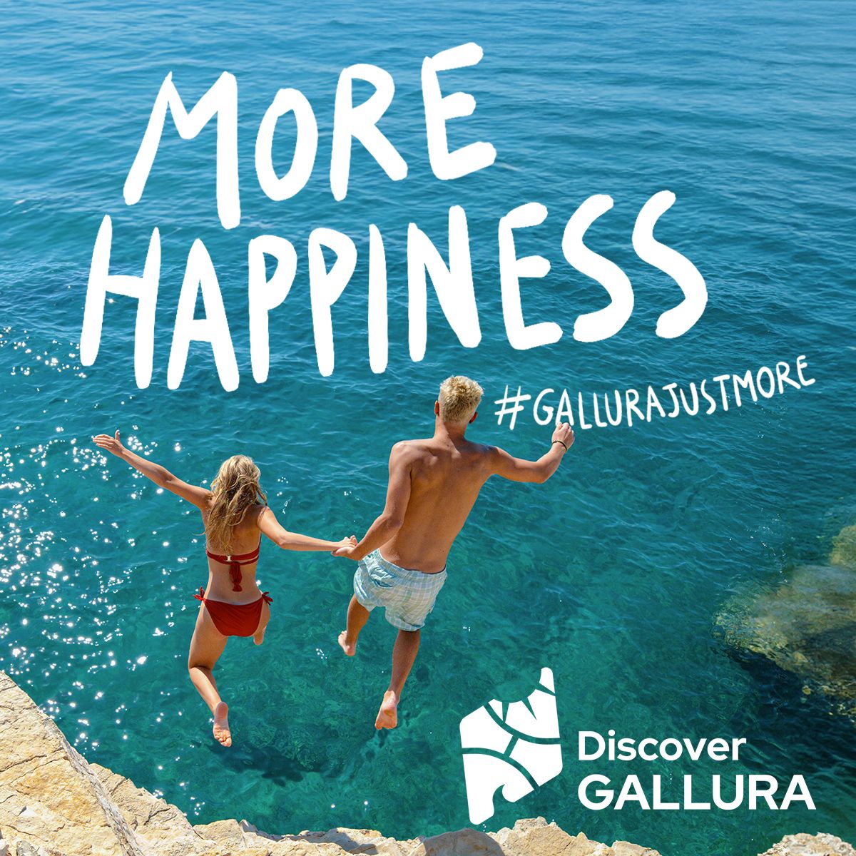 Rgazzi che si tuffano nel mare della Gallura