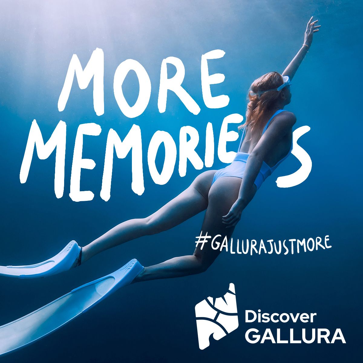 Ragazza che nuota nel mare della Gallura.