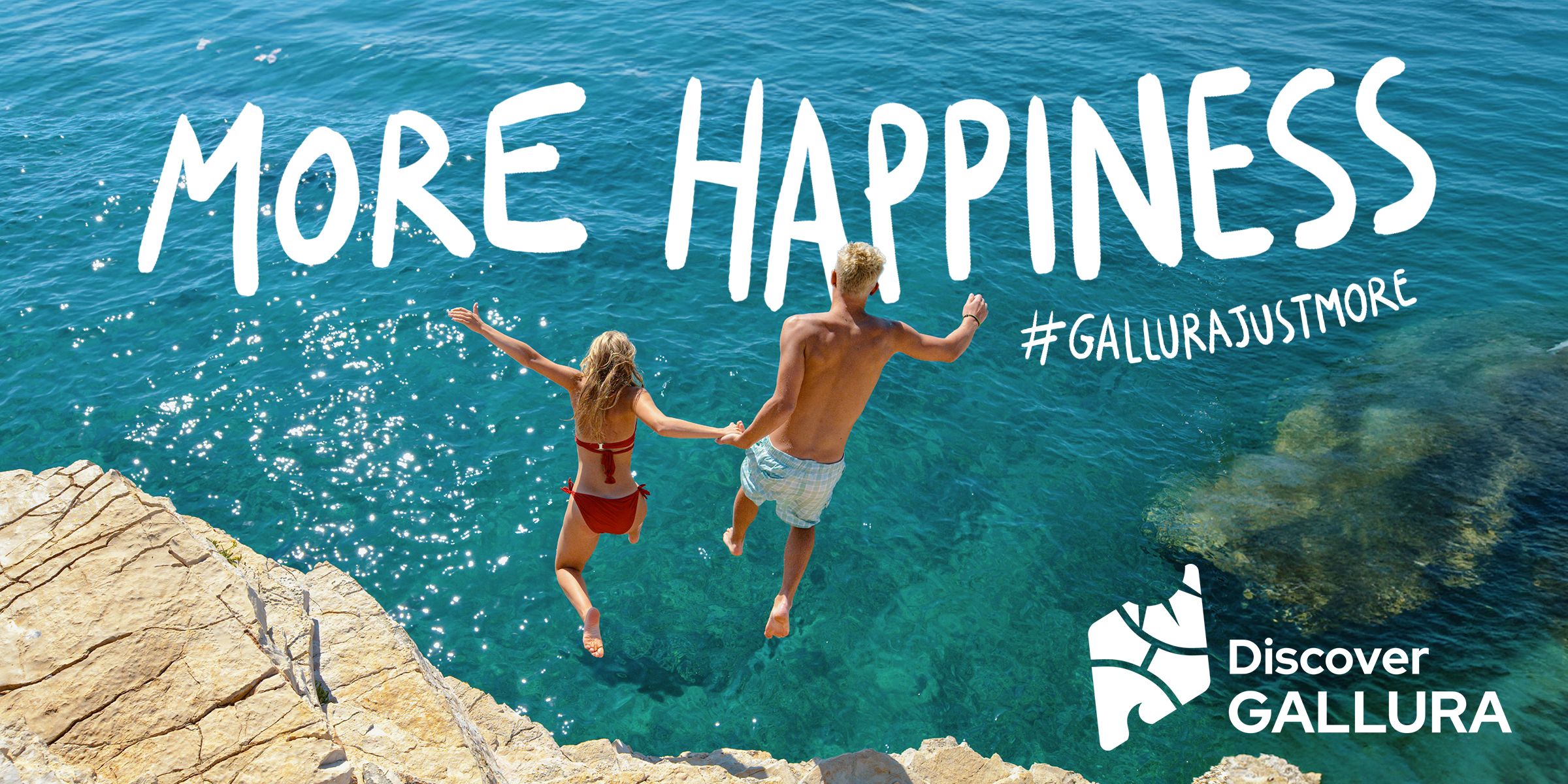 ragazzi che si tuffano nel mare della Gallura in Sardegna